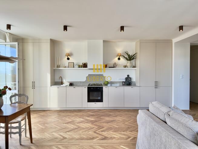 Zabytkowa kamienica - dwa balkony, widok, AC