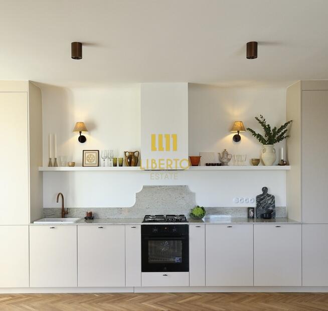 Zabytkowa kamienica - dwa balkony, widok, AC