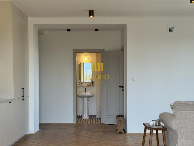 Zabytkowa kamienica - dwa balkony, widok, AC