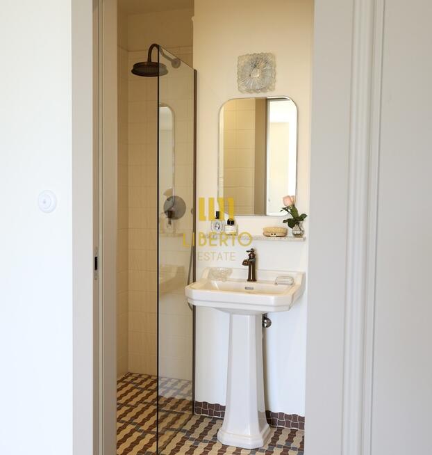 Zabytkowa kamienica - dwa balkony, widok, AC