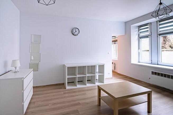 Wynajmę jasną kawalerkę, Chodkiewicza 10