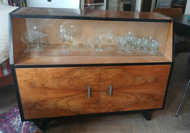 Przeszklona szafka z lat 50-tych