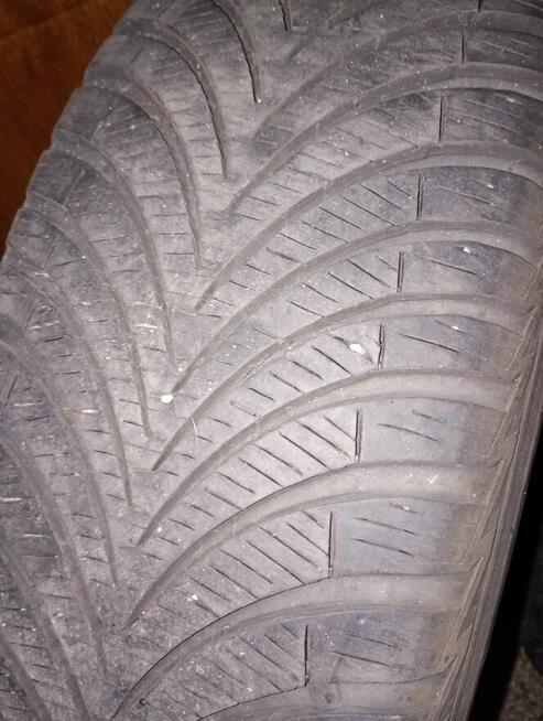 Opony Wielosezonowe Stan Bardzo Dobry.