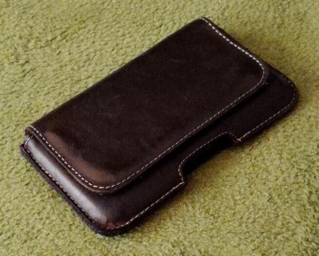 Skórzany futerał do smartfona.