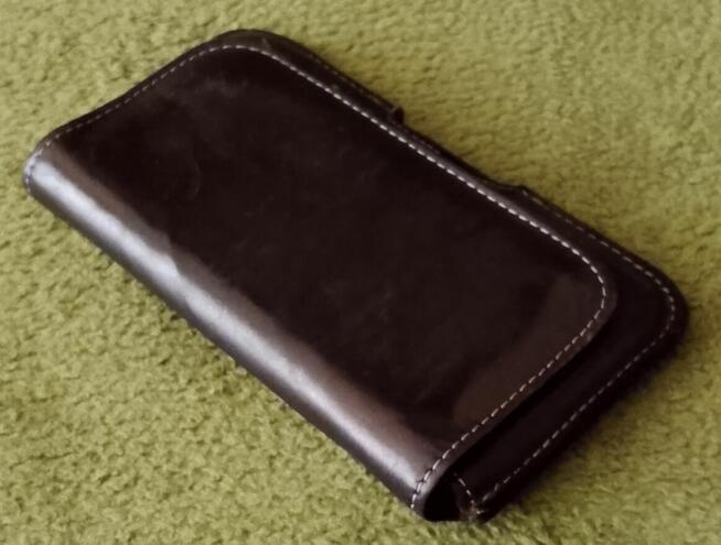 Skórzany futerał do smartfona.