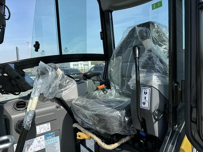 FABRYCZNIE NOWA MINIKOPARKA CATERPILLAR 302.7 CR.