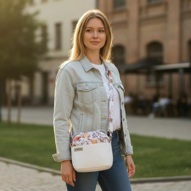 Torebka Sakiewka Biała z Motywem Artystycznych Twarzy – Handmade