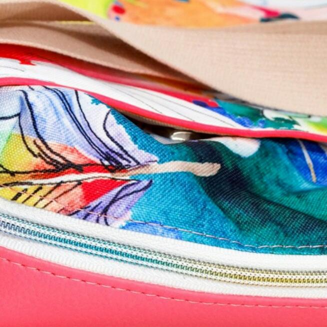 Torebka Na Ramię z Motywem Piórek i Różową Ekoskórą – Handmade