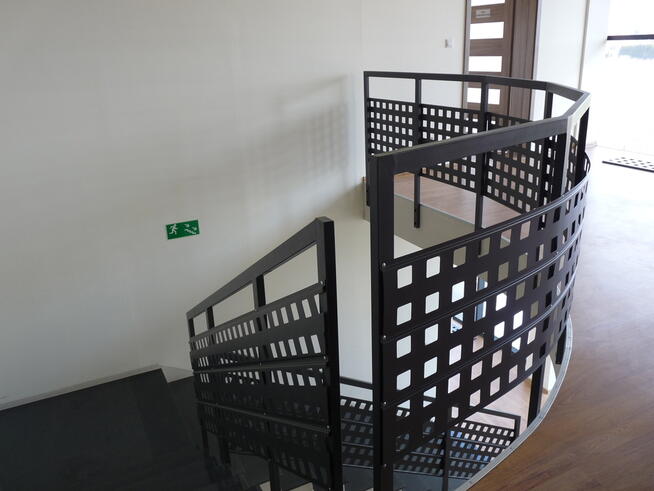 Na sprzedaż nowoczesna hala z biurowcem