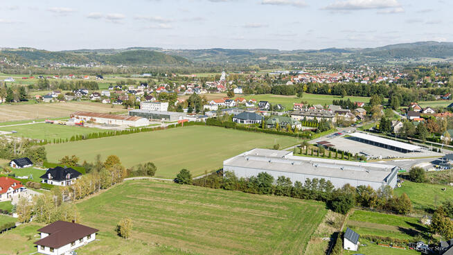 Na sprzedaż nowoczesna hala z biurowcem