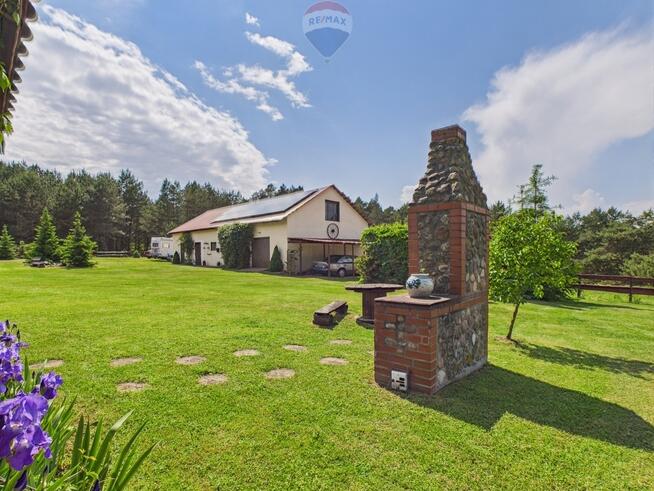 Ranczo w lesie z wyspą stawem basenem stajnią