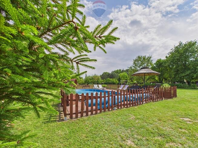 Ranczo w lesie z wyspą stawem basenem stajnią