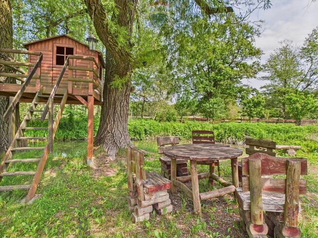 Ranczo w lesie z wyspą stawem basenem stajnią