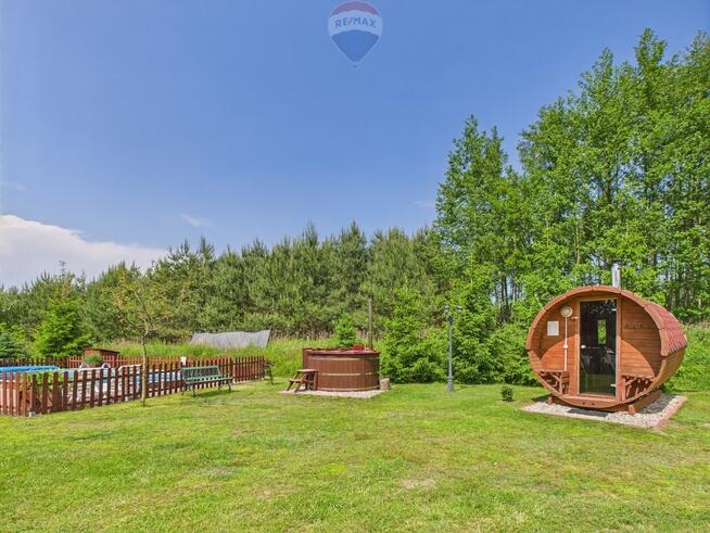 Ranczo w lesie z wyspą stawem basenem stajnią