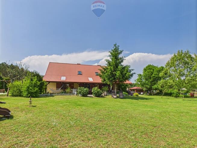 Ranczo w lesie z wyspą stawem basenem stajnią