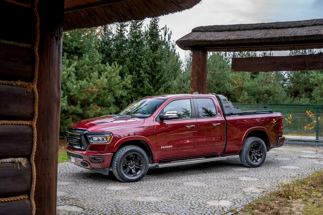Crew Cab Laramie / 5.7 V8 HEMI / DOINWESTOWANY / Bogata wyposażenie