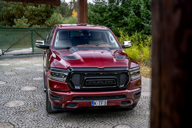 Crew Cab Laramie / 5.7 V8 HEMI / DOINWESTOWANY / Bogata wyposażenie