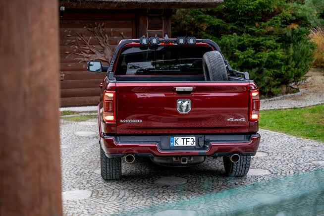 Crew Cab Laramie / 5.7 V8 HEMI / DOINWESTOWANY / Bogata wyposażenie