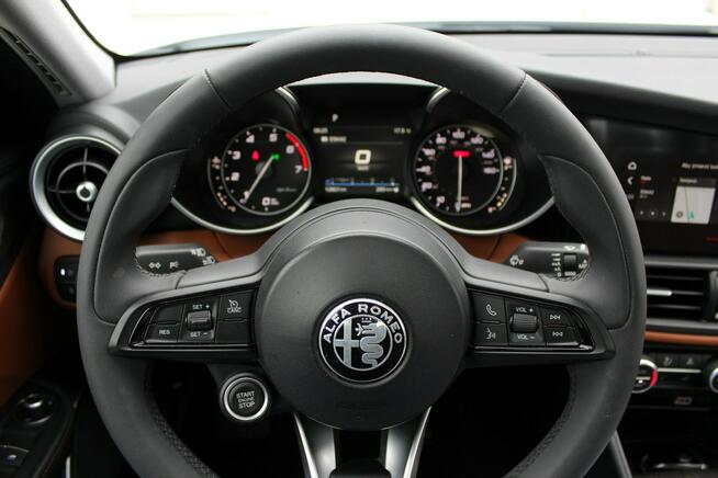 Alfa Romeo Giulia 2.0 Turbo Kamera Cofania Automat Panorama Nawigacja Skóra Tempomat