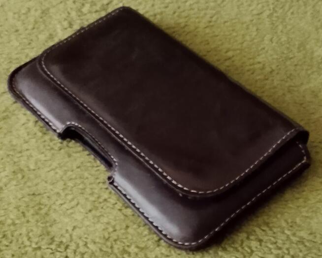 Skórzany futerał do smartfona.