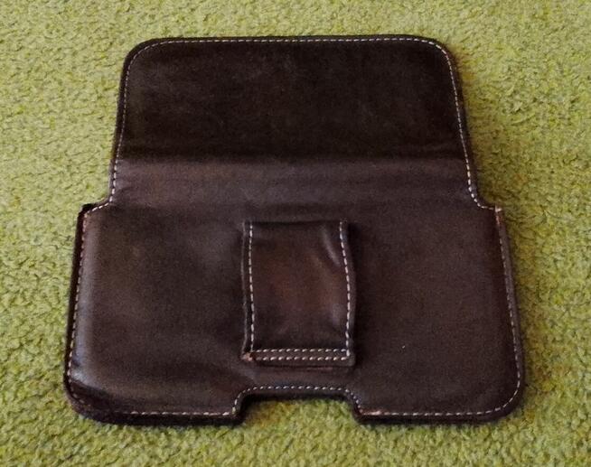 Skórzany futerał do smartfona.