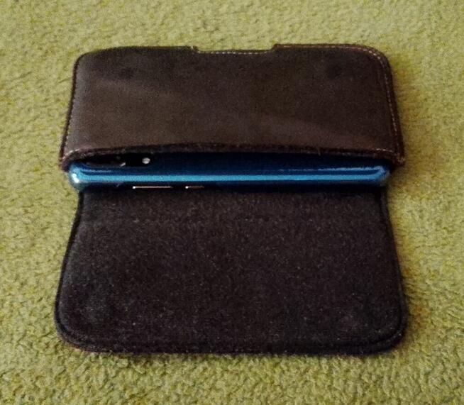 Skórzany futerał do smartfona.