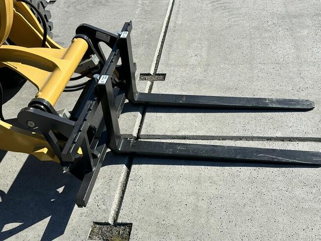 ŁADOWARKA KOŁOWA CATERPILLAR 906