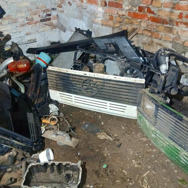 Maska, gril pas przedni Mercedesa T2-609, i Kaczka