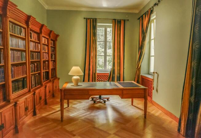 Konstancin- willa z basenem, ogrodem w strefie A