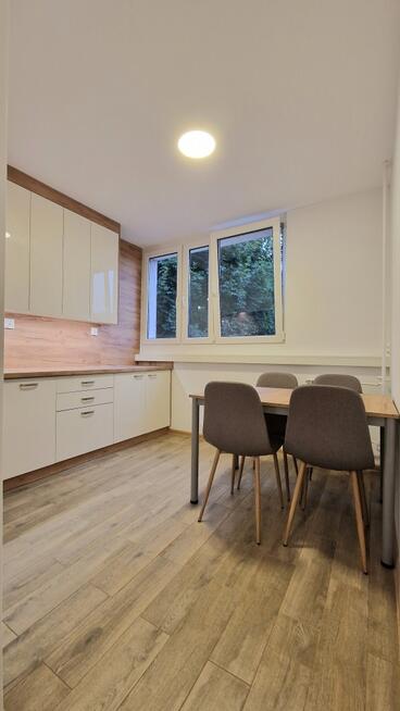 Nowoczesne na 1 piętrze z baloknen duży parking