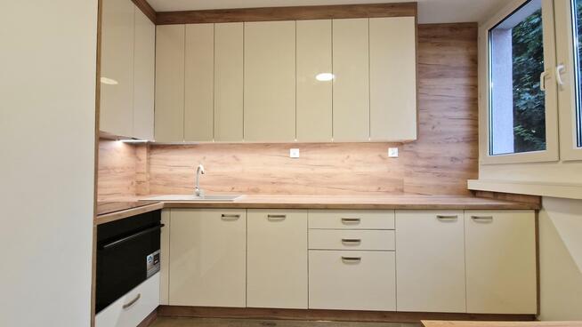 Nowoczesne na 1 piętrze z baloknen duży parking