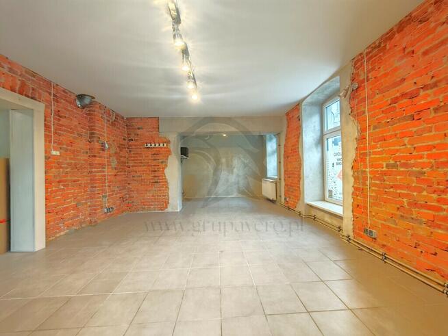 Wejście z ulicy – wyjście na rynek