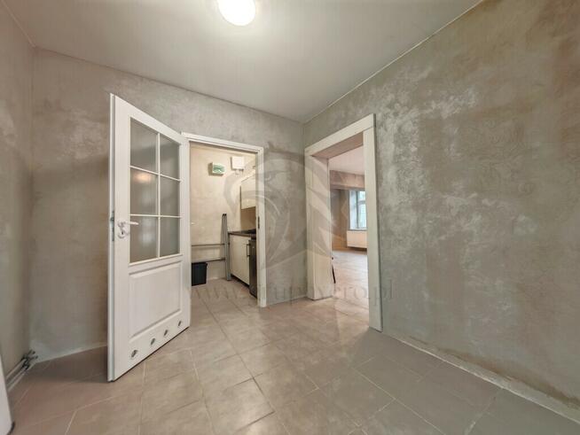 Wejście z ulicy – wyjście na rynek