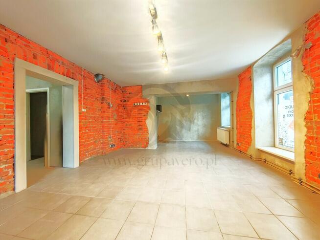 Wejście z ulicy – wyjście na rynek