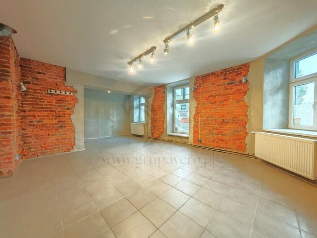 Wejście z ulicy – wyjście na rynek