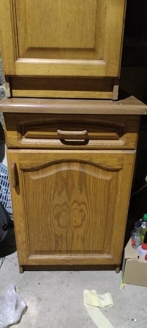 Meble kuchenne z drewnianymi dębowymi frontami