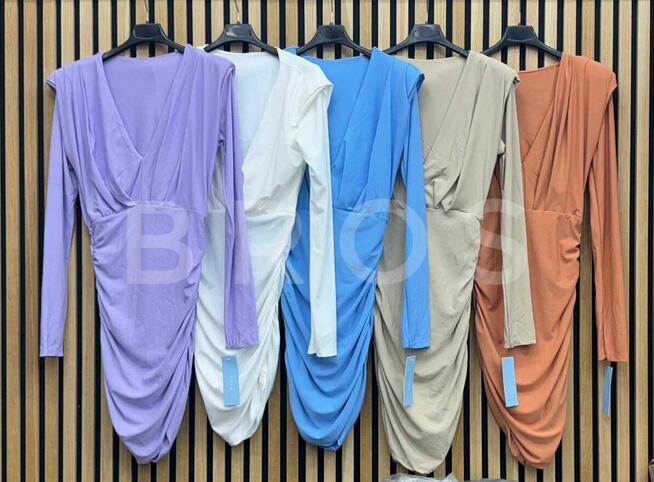 sukienka miniowka z dekoldem