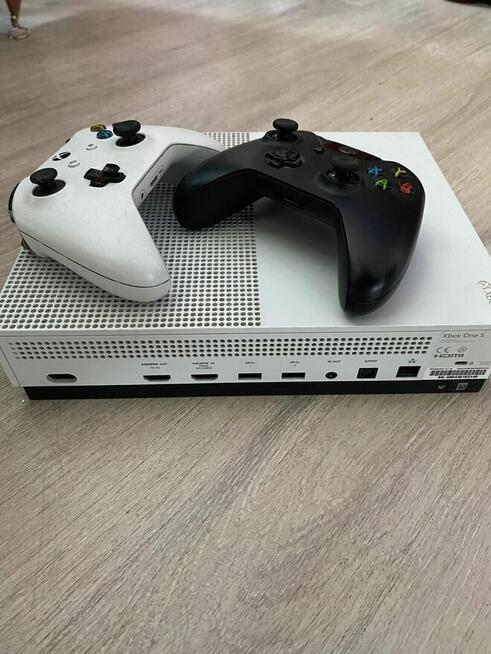 Sprzedam konsolę Xbox w bardzo dobrym stanie