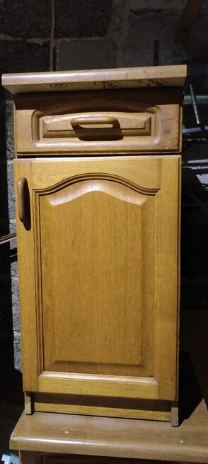 Meble kuchenne z drewnianymi dębowymi frontami