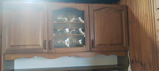 Meble kuchenne z drewnianymi dębowymi frontami