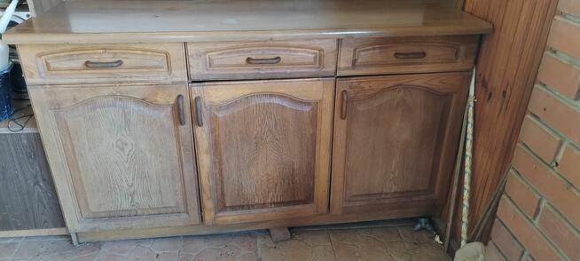 Meble kuchenne z drewnianymi dębowymi frontami