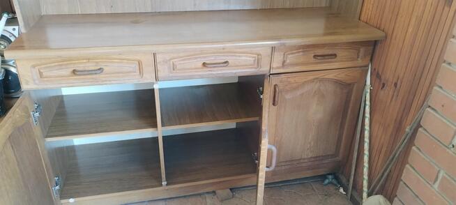 Meble kuchenne z drewnianymi dębowymi frontami