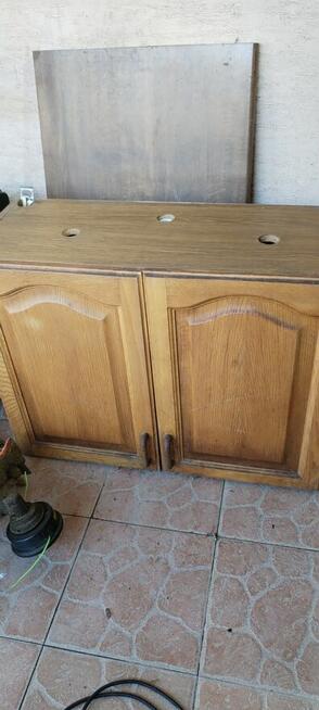 Meble kuchenne z drewnianymi dębowymi frontami