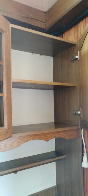 Meble kuchenne z drewnianymi dębowymi frontami