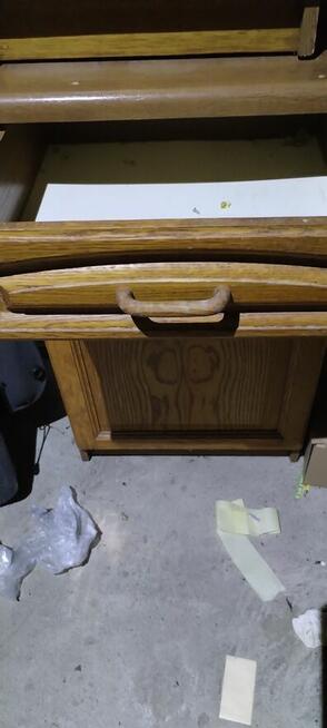 Meble kuchenne z drewnianymi dębowymi frontami