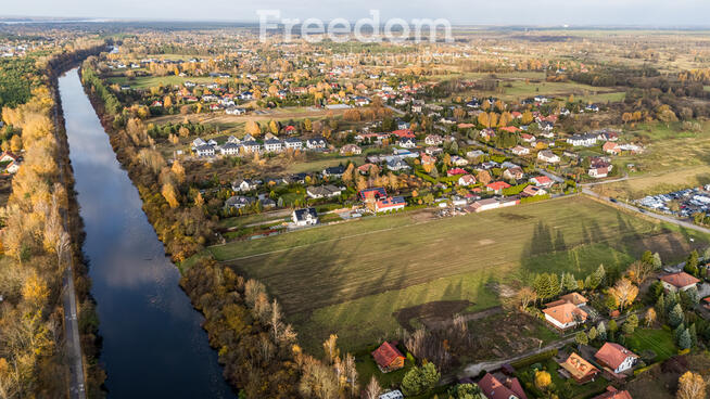 Kwadratowa budowlana nad rzeką