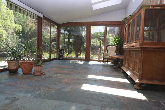 Dom pod Warszawą w ponadczasowym stylu.