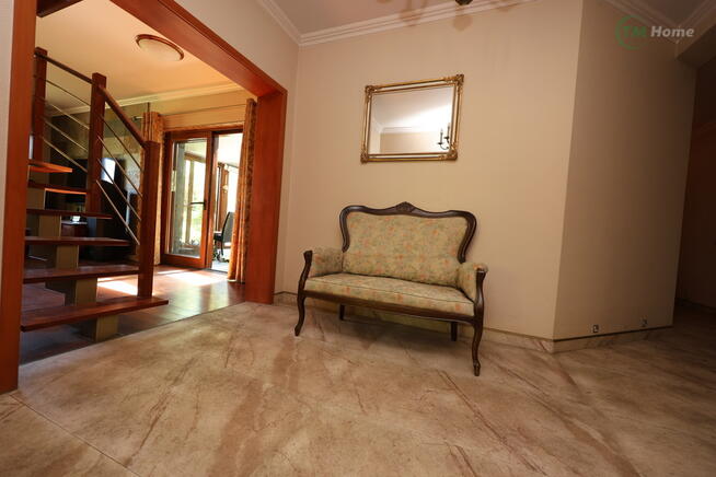 Dom pod Warszawą w ponadczasowym stylu.