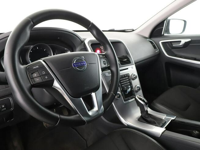 Volvo XC 60 2.0 D3 Automat Momentum Nawigacja Tempomat TFT Bi-Xenon Kamera PDC