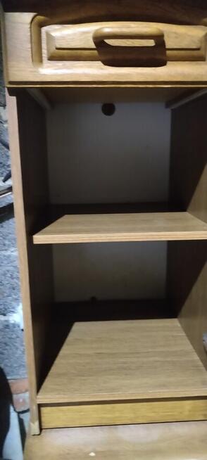 Meble kuchenne z drewnianymi dębowymi frontami